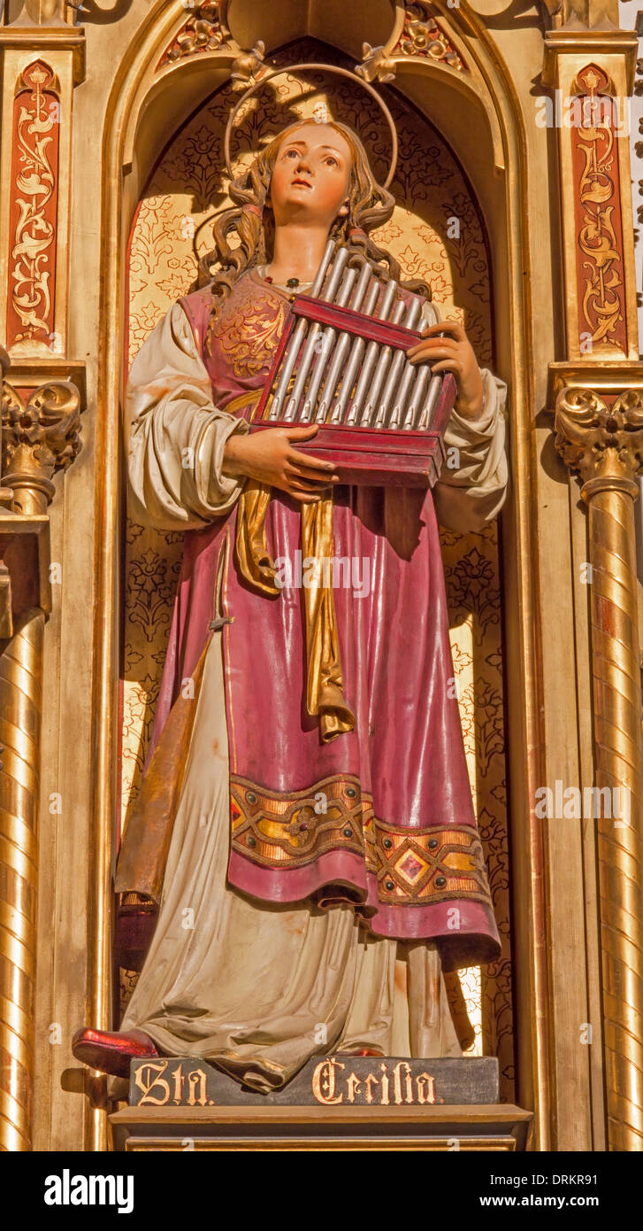 Bratislava - Sainte Cécile. Statue sculptée de 19. 100. à st. Martin cathédrale. Banque D'Images