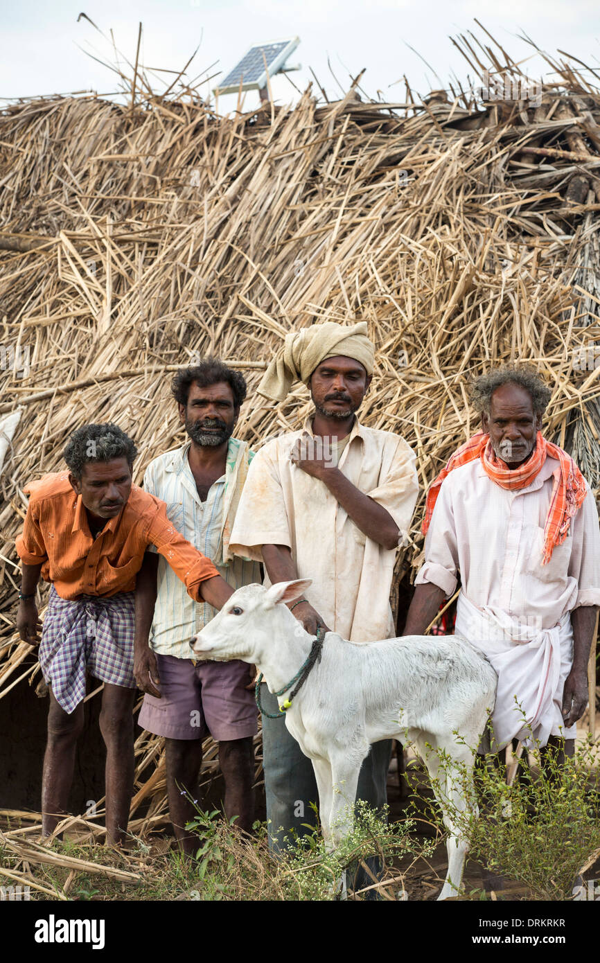 Un intouchable familles hut, éclairé par une lumière électrique, alimenté par un panneau solaire de format A4, que les frais d'une batterie Banque D'Images