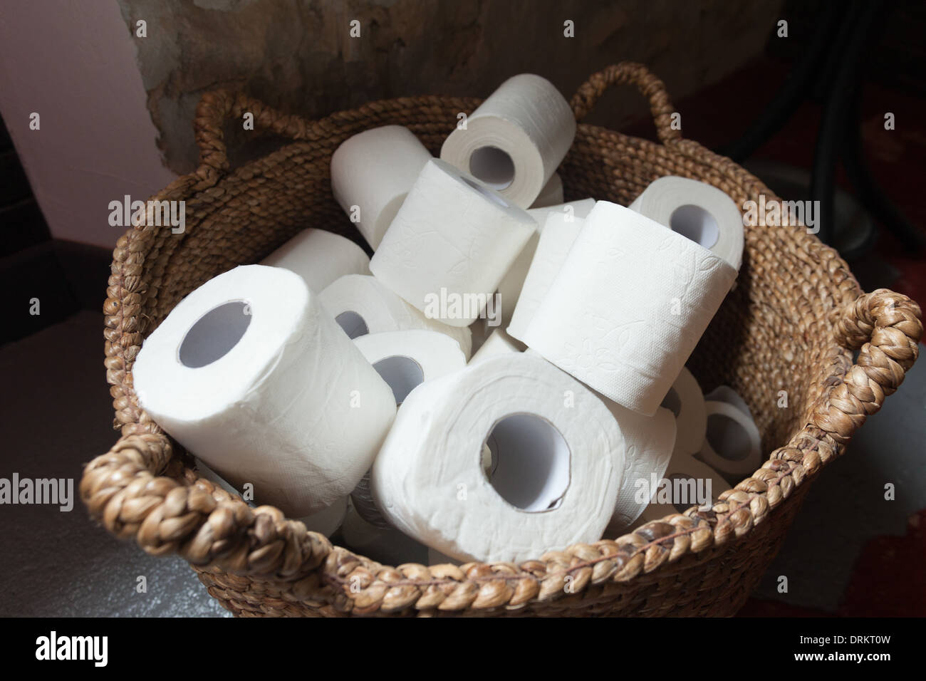 Des rouleaux de papier de toilette dans un panier. Banque D'Images