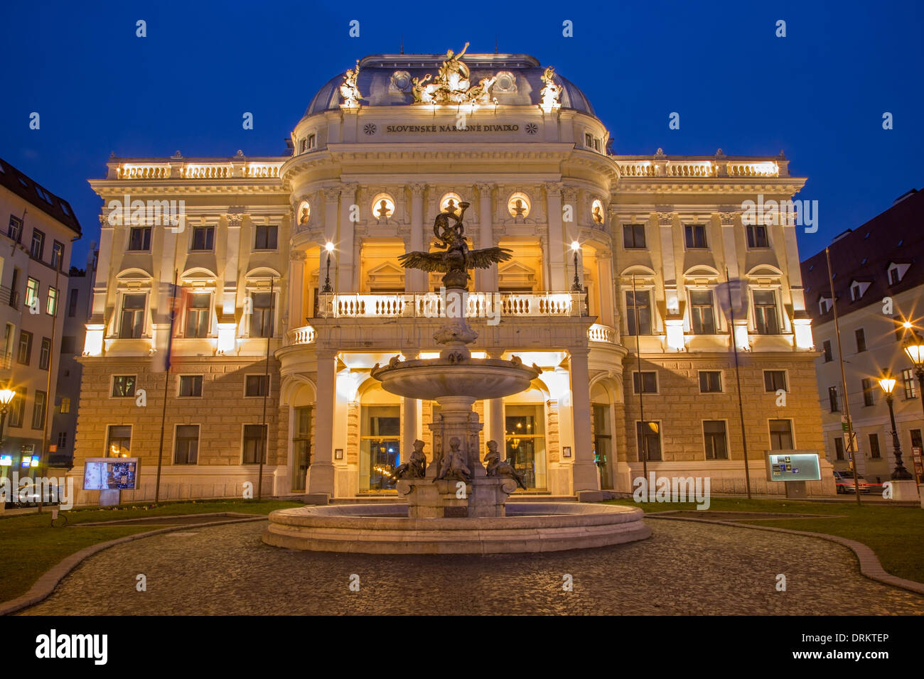 Théâtre National de Bratislava - crépuscule du soir Banque D'Images