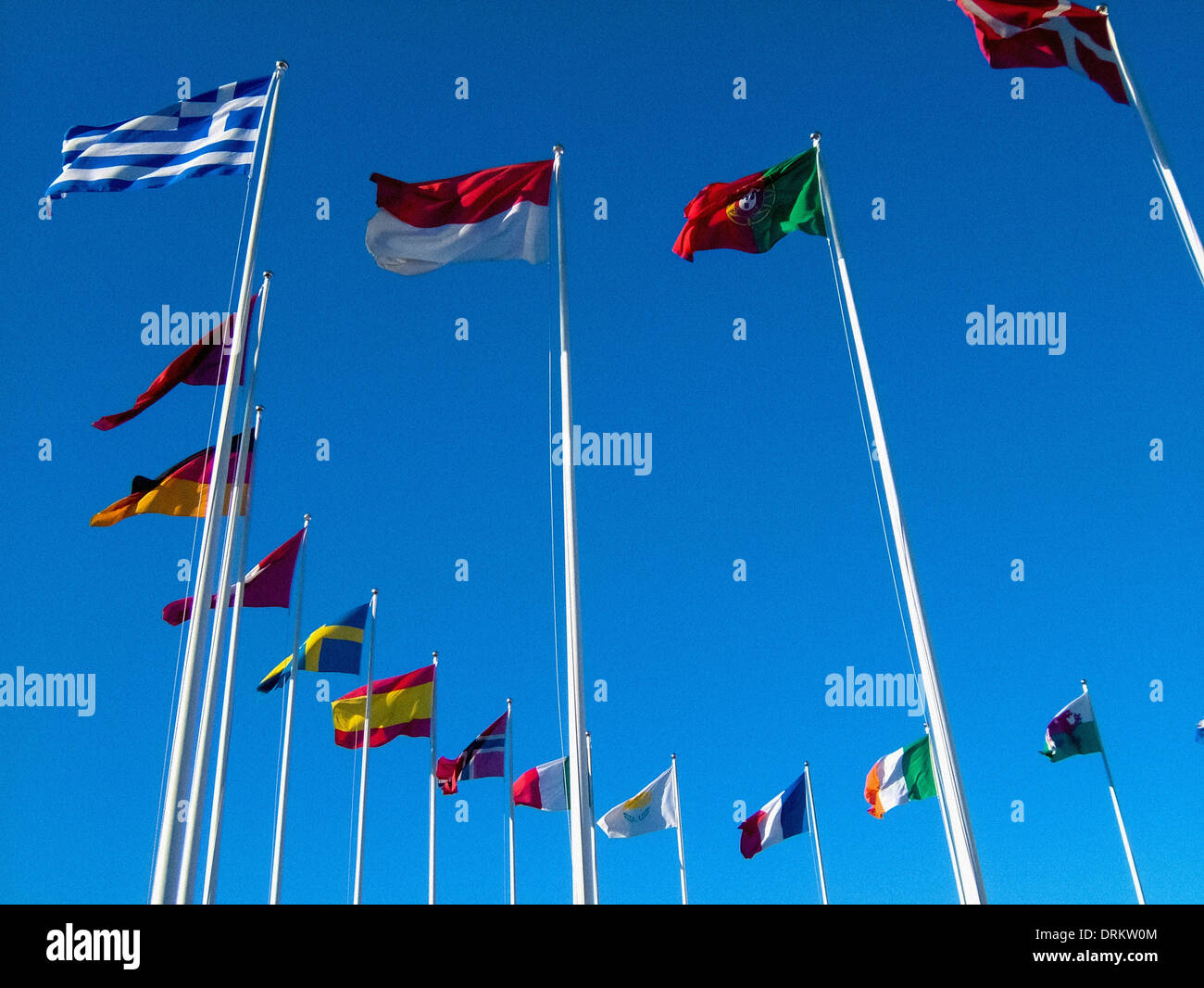 Les drapeaux des pays européens contre le ciel bleu Banque D'Images