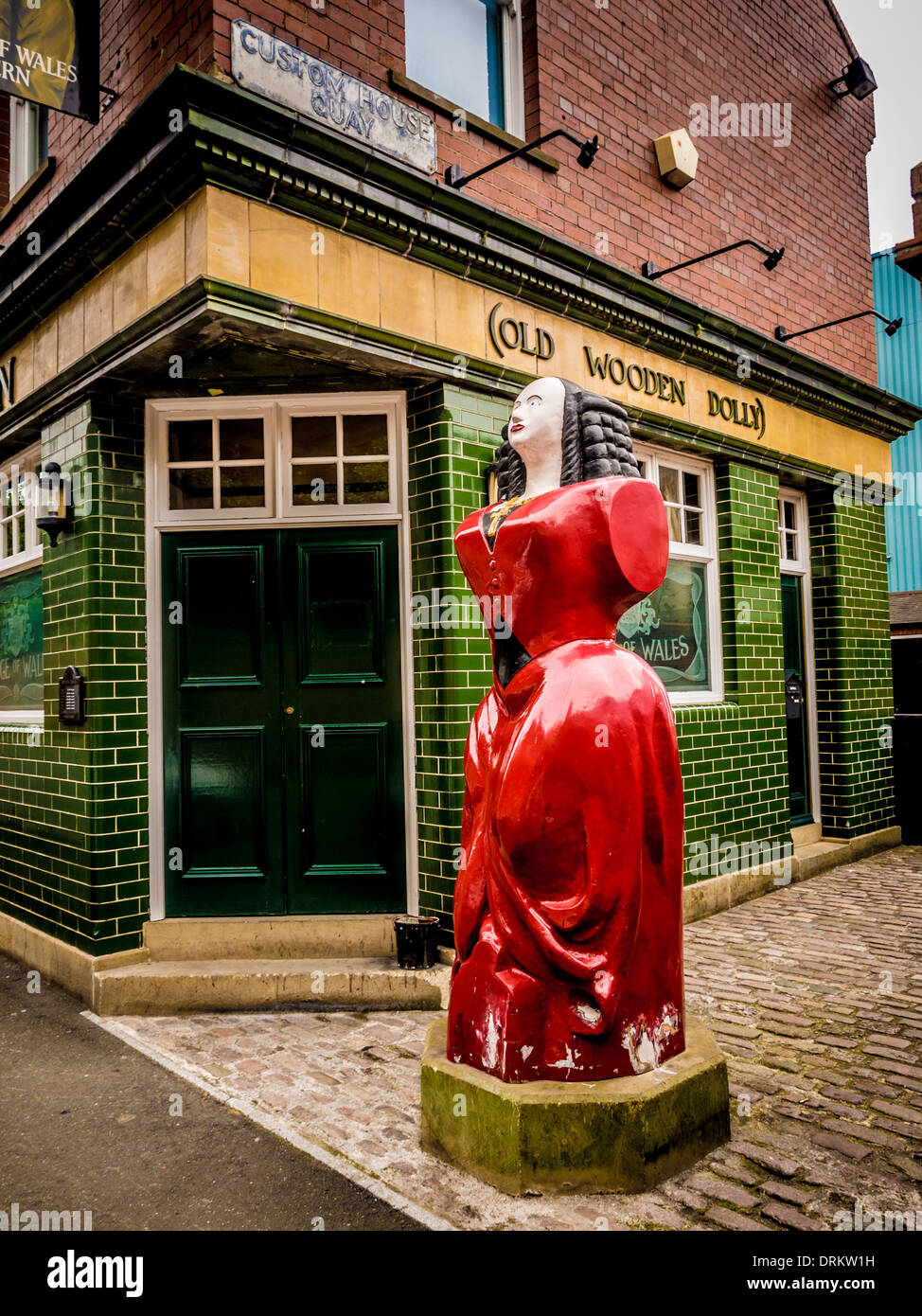 Pub Doll en bois ancien. Également connu à la taverne Prince of Wales avec figure de poupée en bois à l'extérieur. Boucliers nord. Banque D'Images