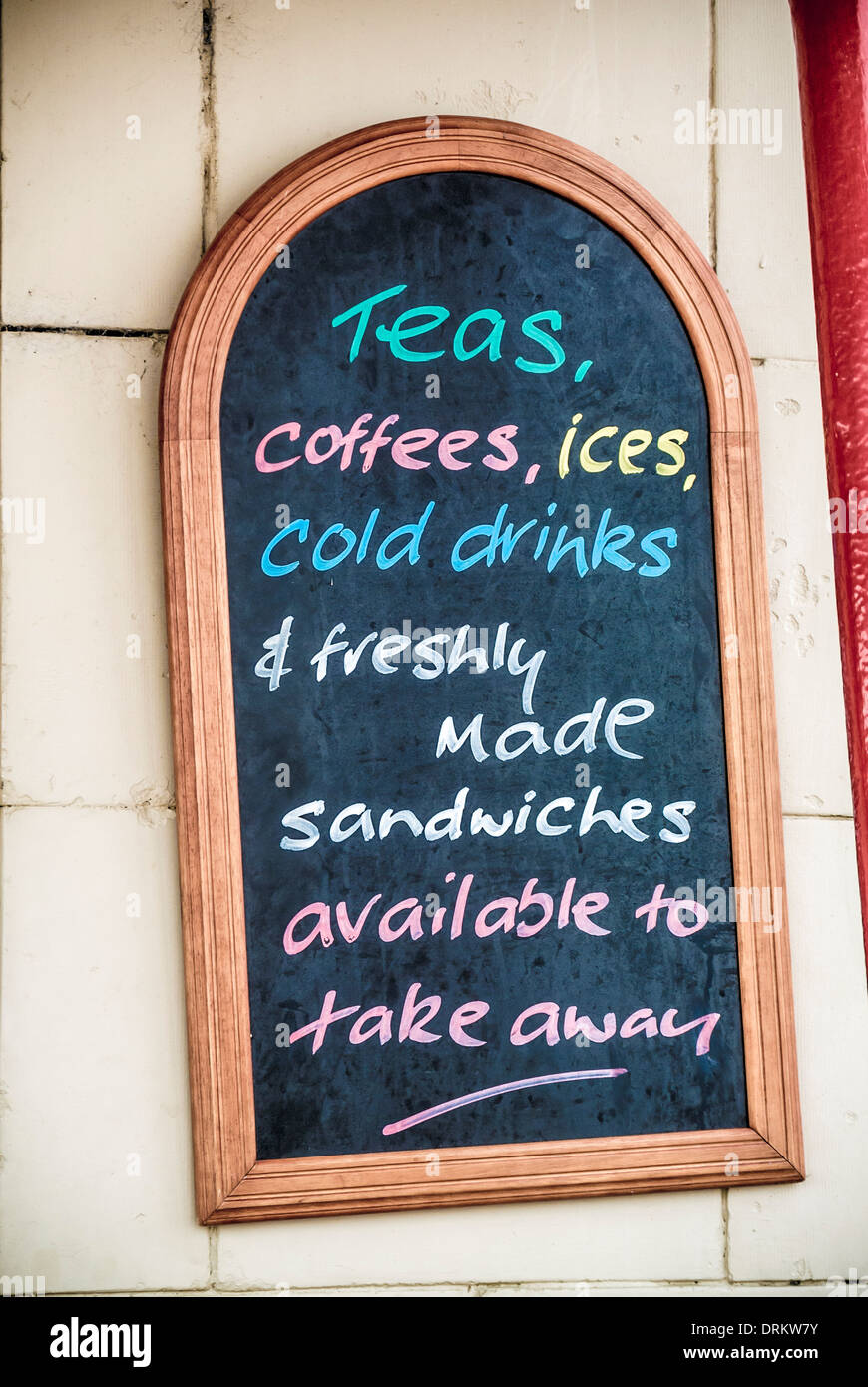 Tableau de bord de menu à l'extérieur d'un café à Whitley Bay. Banque D'Images