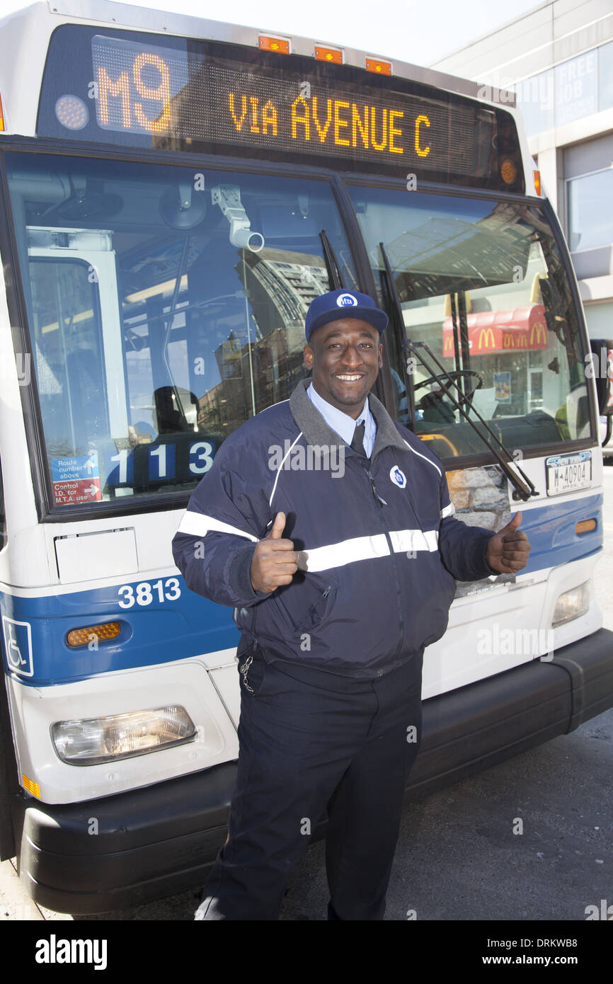 Portrait d'un MTA New York city bus driver en face de son bus. Banque D'Images