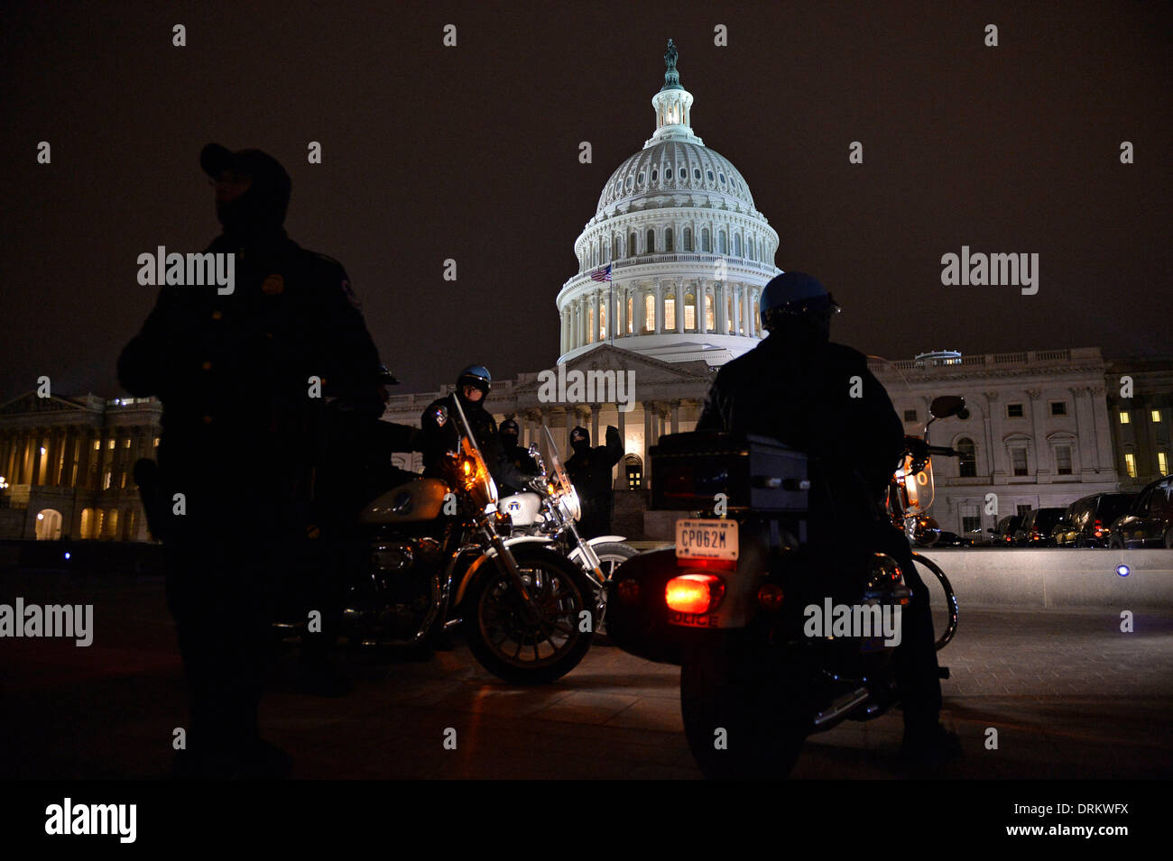 Washington DC, USA. 28 janvier, 2014. Policiers Restez alerte avant que le président des États-Unis, Barack Obama offre l'état de l'Union à une session conjointe du Congrès sur la colline du Capitole à Washington DC, capitale des États-Unis, le 28 janvier 2014. Credit : Zhang Jun/Xinhua/Alamy Live News Banque D'Images