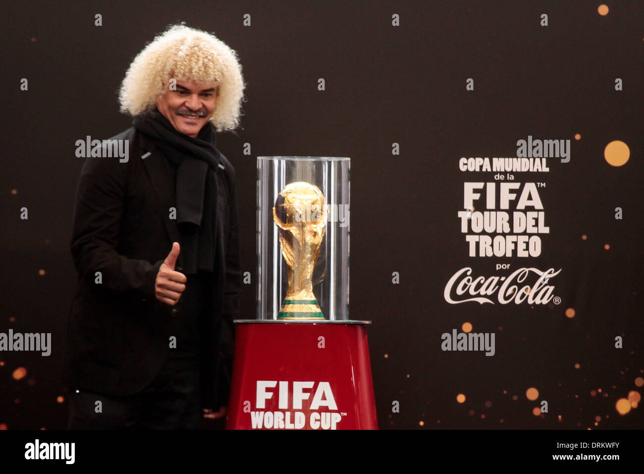 Bogota, Colombie. 28 janvier, 2014. Ancien joueur de football Carlos Valderrama pose avec le trophée de la Fédération Internationale de Football Association (FIFA) Coupe du monde à Bogota, capitale de la Colombie, le 28 janvier 2014. Le trophée de la Coupe du Monde de la FIFA sont arrivés à Bogota et sera affiché jusqu'à ce 30 janvier dans le stade Campin, dans le cadre de sa tournée mondiale. Credit : Jhon Paz/Xinhua/Alamy Live News Banque D'Images