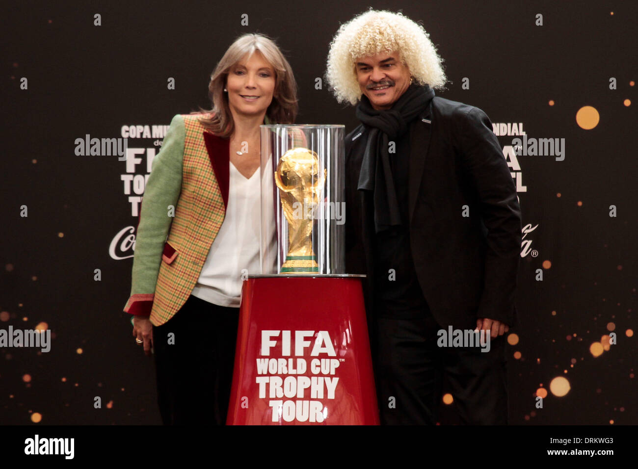 Bogota, Colombie. 28 janvier, 2014. La première dame colombienne Maria Clemencia de Santos (L) et ancien joueur de football Carlos Valderrama posent avec le trophée de la Fédération Internationale de Football Association (FIFA) Coupe du monde à Bogota, capitale de la Colombie, le 28 janvier 2014. Le trophée de la Coupe du Monde de la FIFA sont arrivés à Bogota et sera affiché jusqu'à ce 30 janvier dans le stade Campin, dans le cadre de sa tournée mondiale. Credit : Jhon Paz/Xinhua/Alamy Live News Banque D'Images
