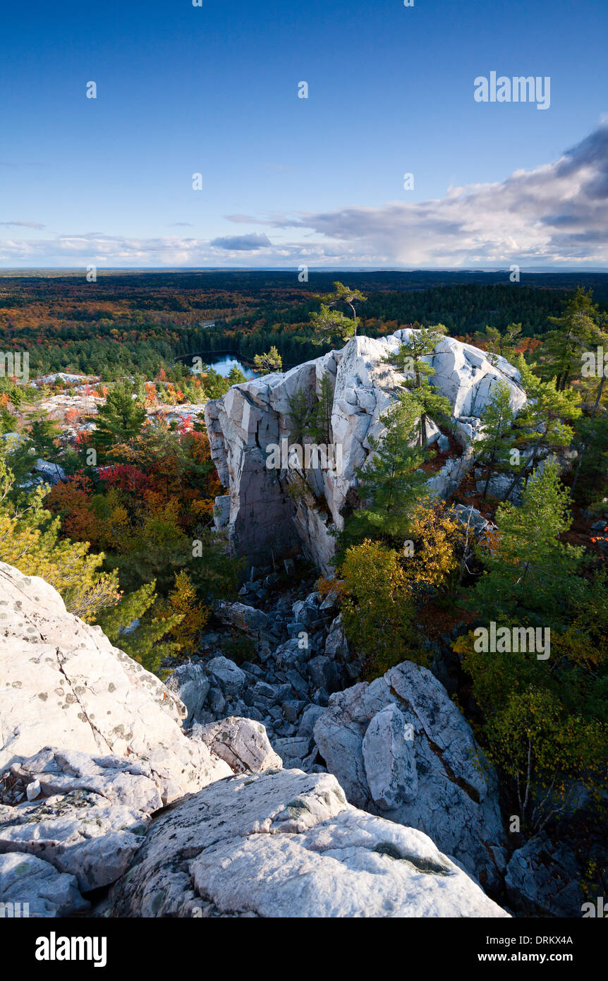 Des formations rocheuses incroyables et la couleur en automne comme vu à partir de la 'crack' sentier de randonnée dans le Parc provincial Killarney, Ontario, Canada Banque D'Images