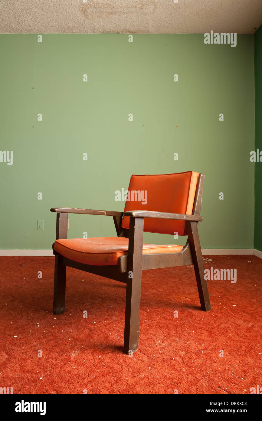 Un président solitaire rétro est assis dans une chambre d'hôtes dans un motel abandonné dans l'Ontario, Canada. Banque D'Images