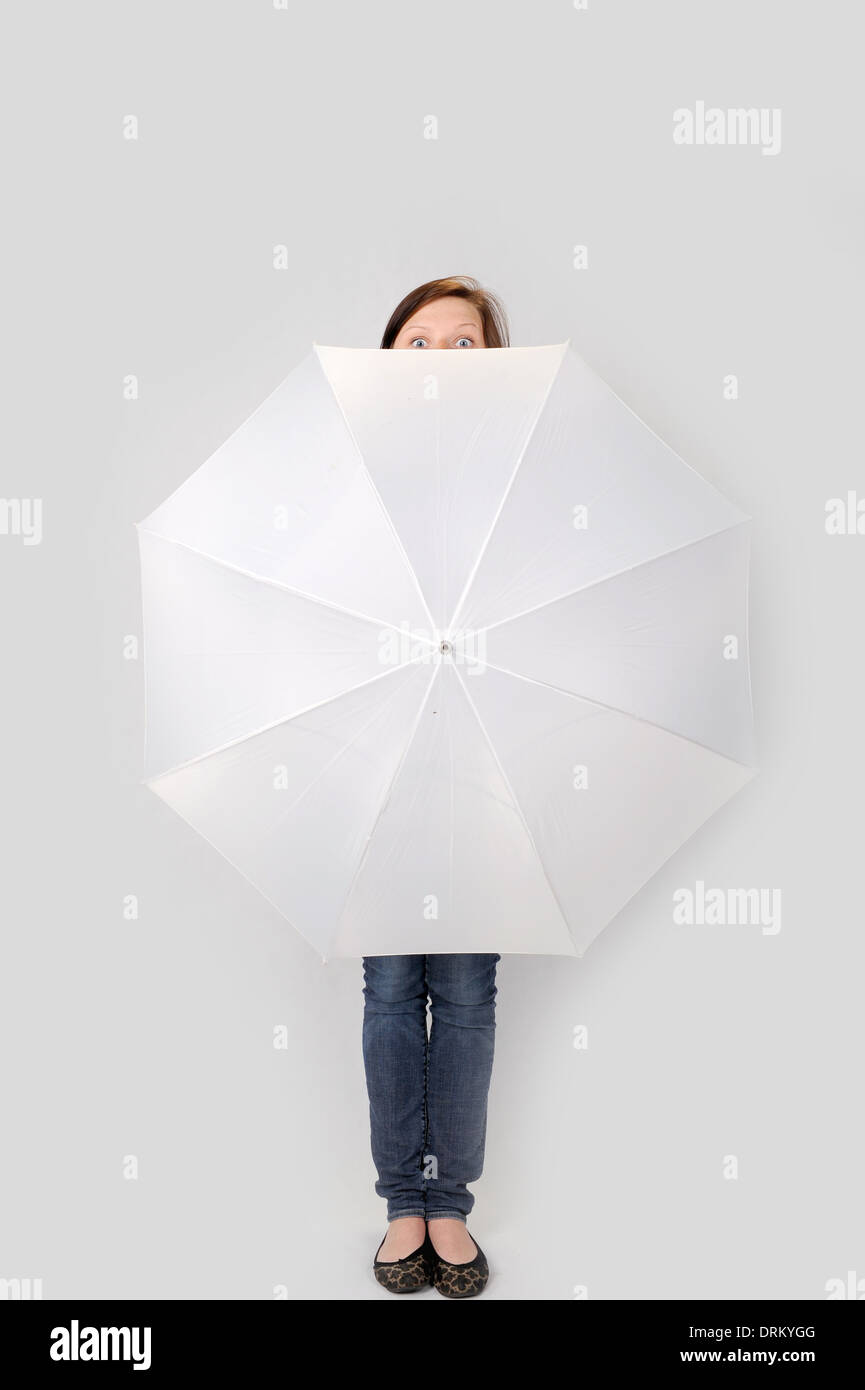 Fille avec parapluie ouvert isolé sur blanc. Banque D'Images