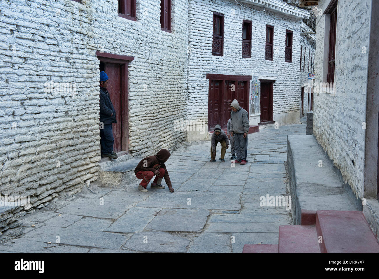 Jouer aux billes à Marpha village dans la région du Népal Annapurna Banque D'Images