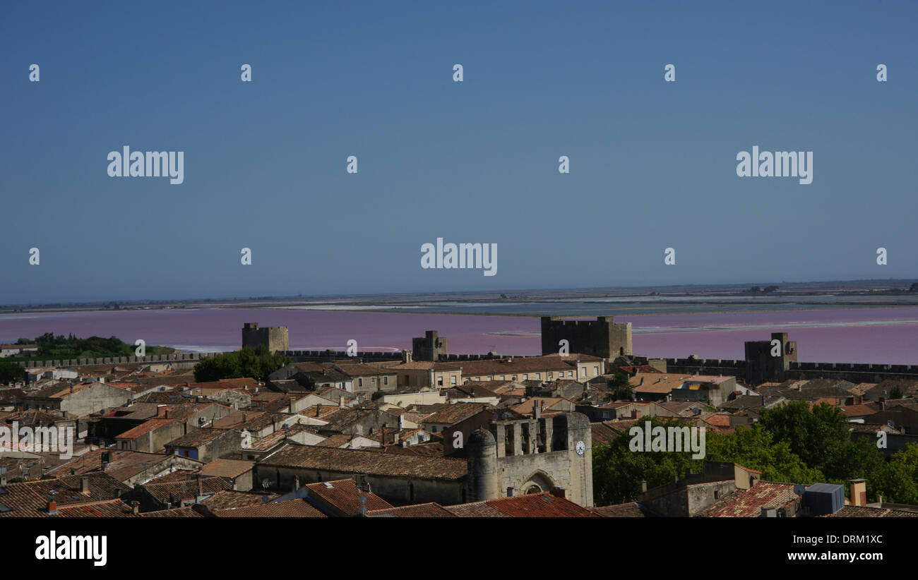 Vue sur la mer à partir de la Tour de Constance - une tour dans la ville fortifiée de Aiguës-Mortes France Banque D'Images