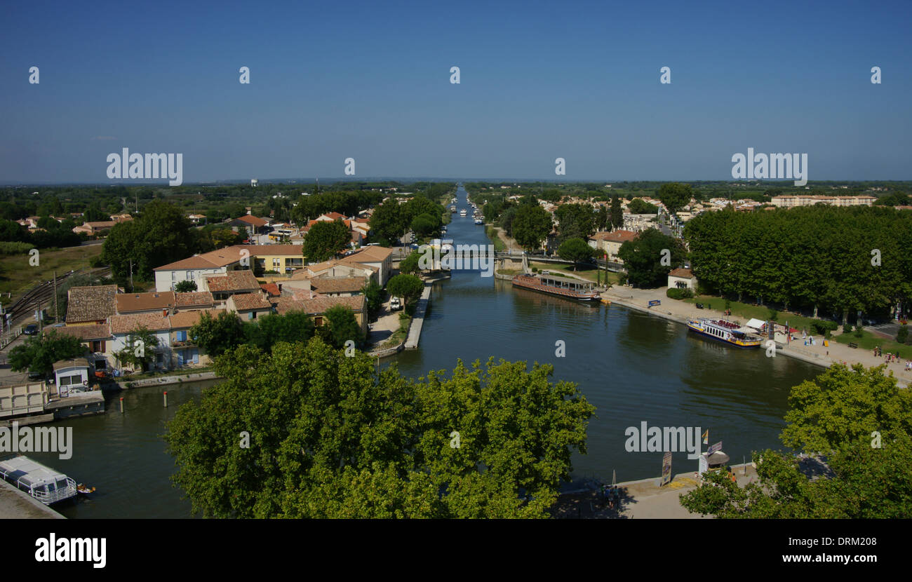 Vue sur le Canal du Midi à partir de la Tour de Constance - une tour dans la ville fortifiée de Aiguës-Mortes France Banque D'Images