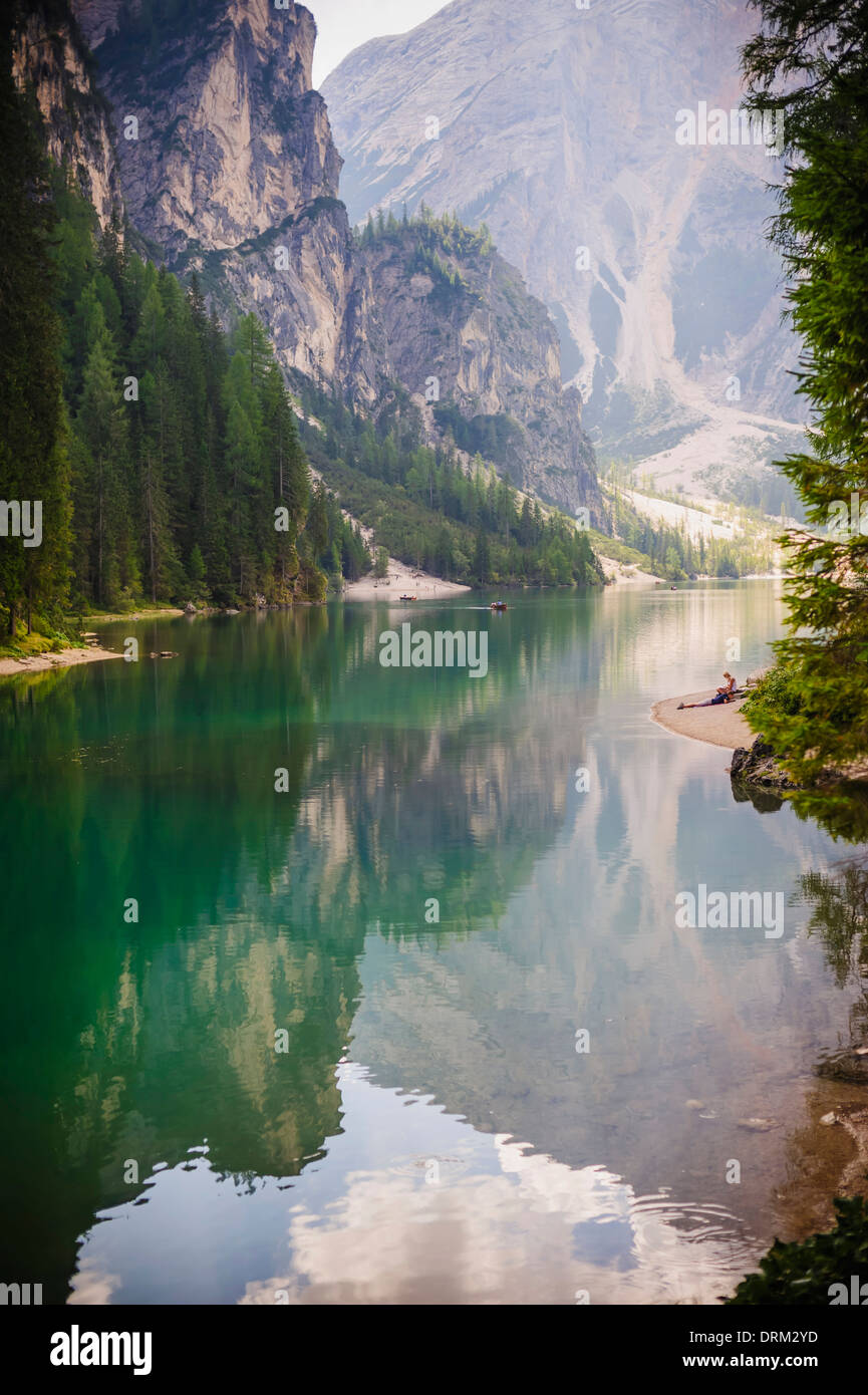 L'Italie, Trentin-Haut-Adige, Alto Adige, Val Pusteria, reflet de l'eau au lac Prags Banque D'Images