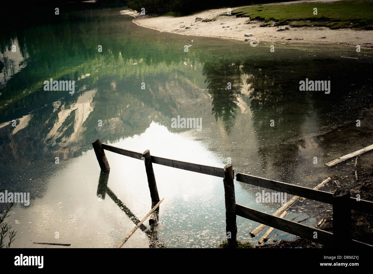 L'Italie, Trentin-Haut-Adige, Alto Adige, Val Pusteria, reflet de l'eau et rives du lac Prags Banque D'Images