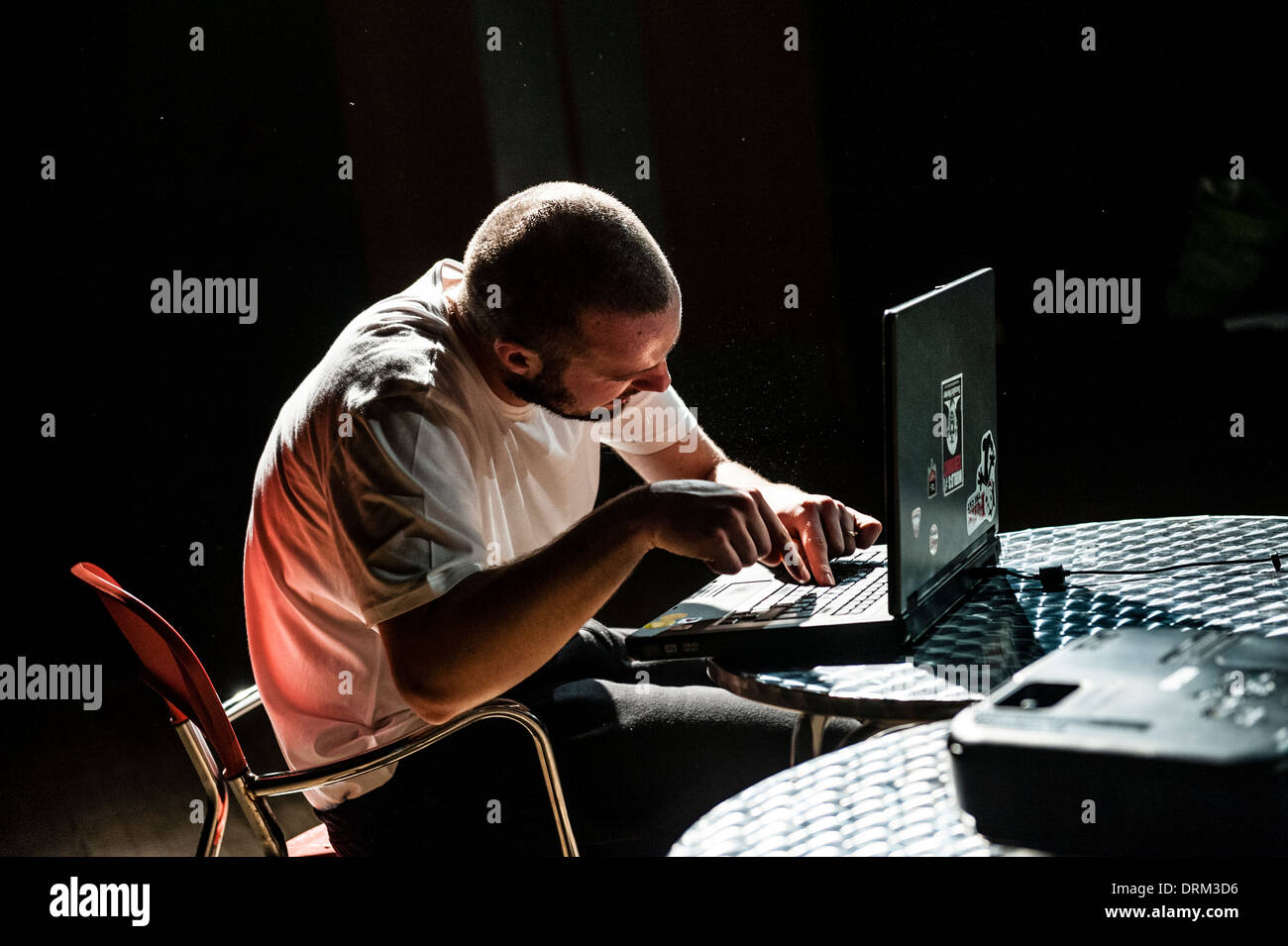 Solo d'un acteur sur scène dans '4:48' La psychose la dernière oeuvre écrite par Sarah Kane.Le sujet principal du jeu est la dépression Banque D'Images