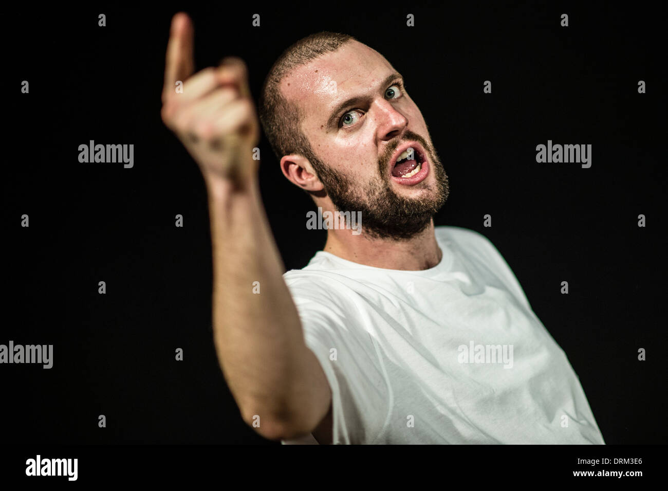 Solo d'un acteur sur scène dans '4:48' La psychose la dernière oeuvre écrite par Sarah Kane.Le sujet principal du jeu est la dépression Banque D'Images