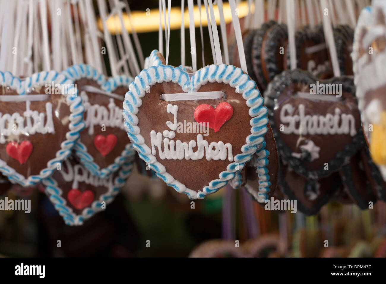 Allemagne, Munich, Allemand gingerbread hearts au Viktualienmarkt Banque D'Images