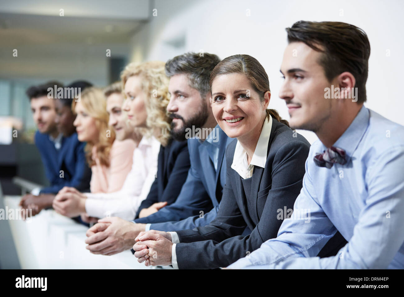 Allemagne, Neuss, groupe de gens d'affaires, leaning on railing Banque D'Images