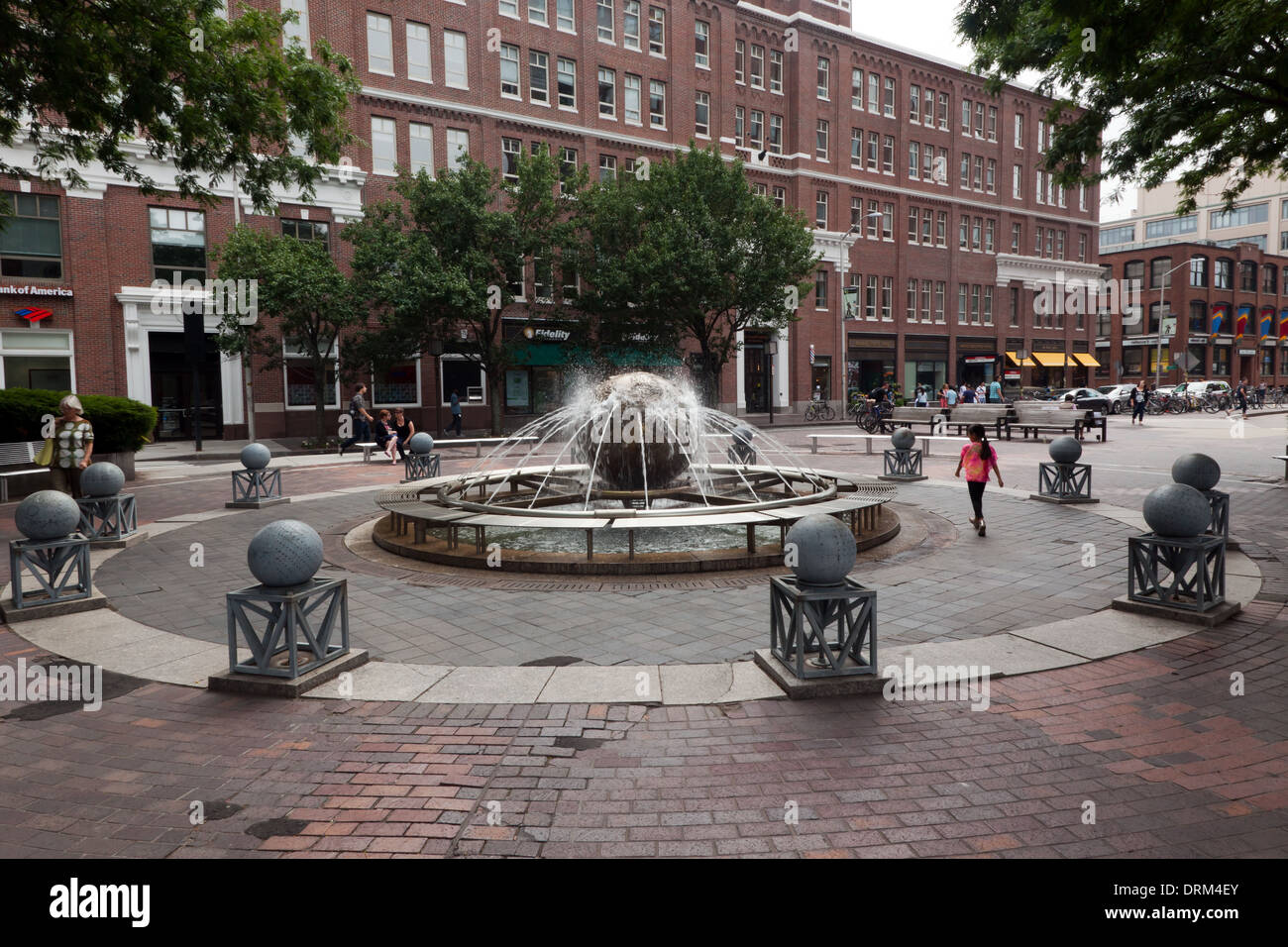 Image de la Galaxie : sphère terre Fontaine, Kendall Square - Cambridge, MA Banque D'Images