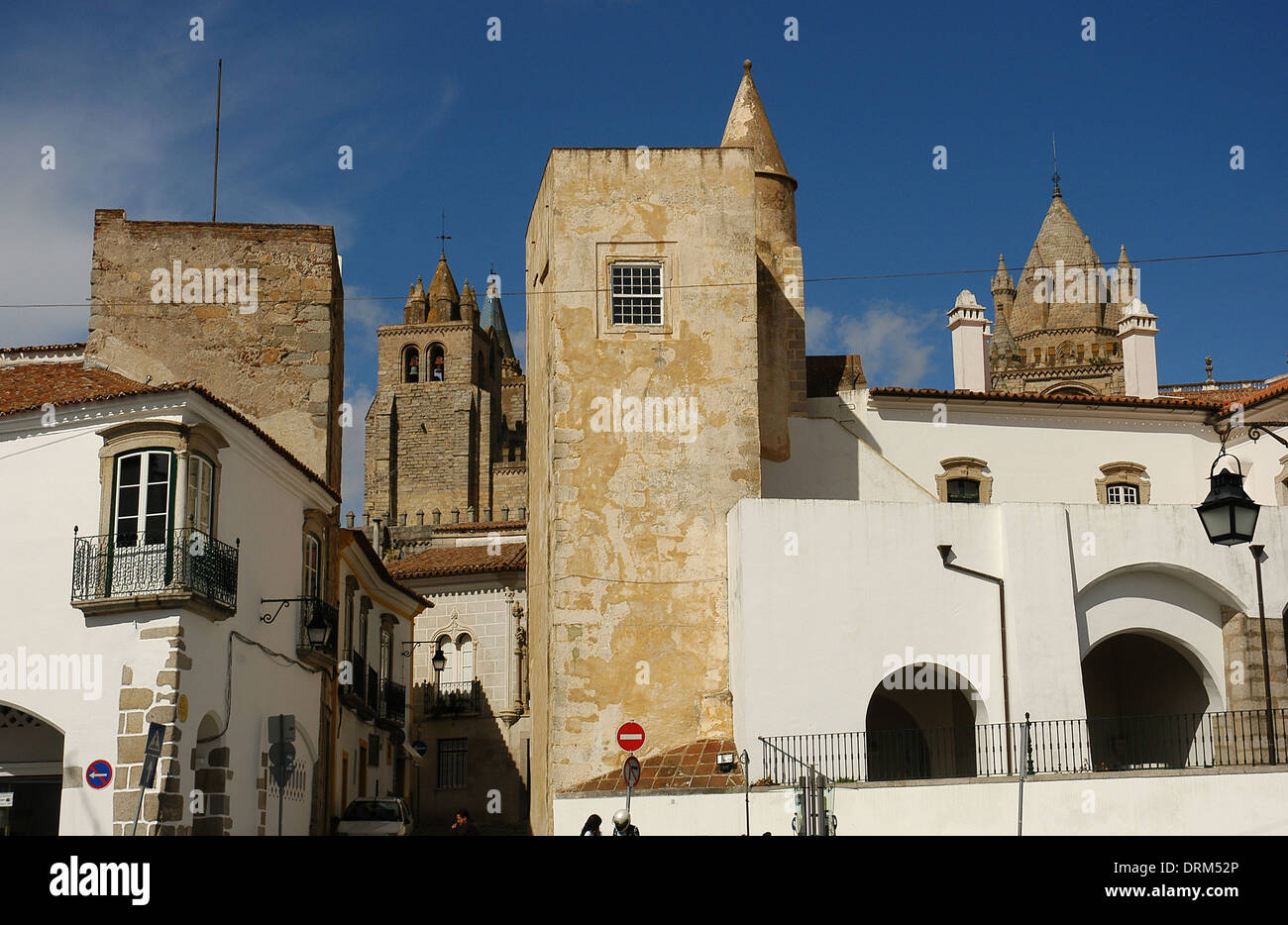 Le Portugal. Evora. Catheral et Largo das Portas de Moura. Banque D'Images