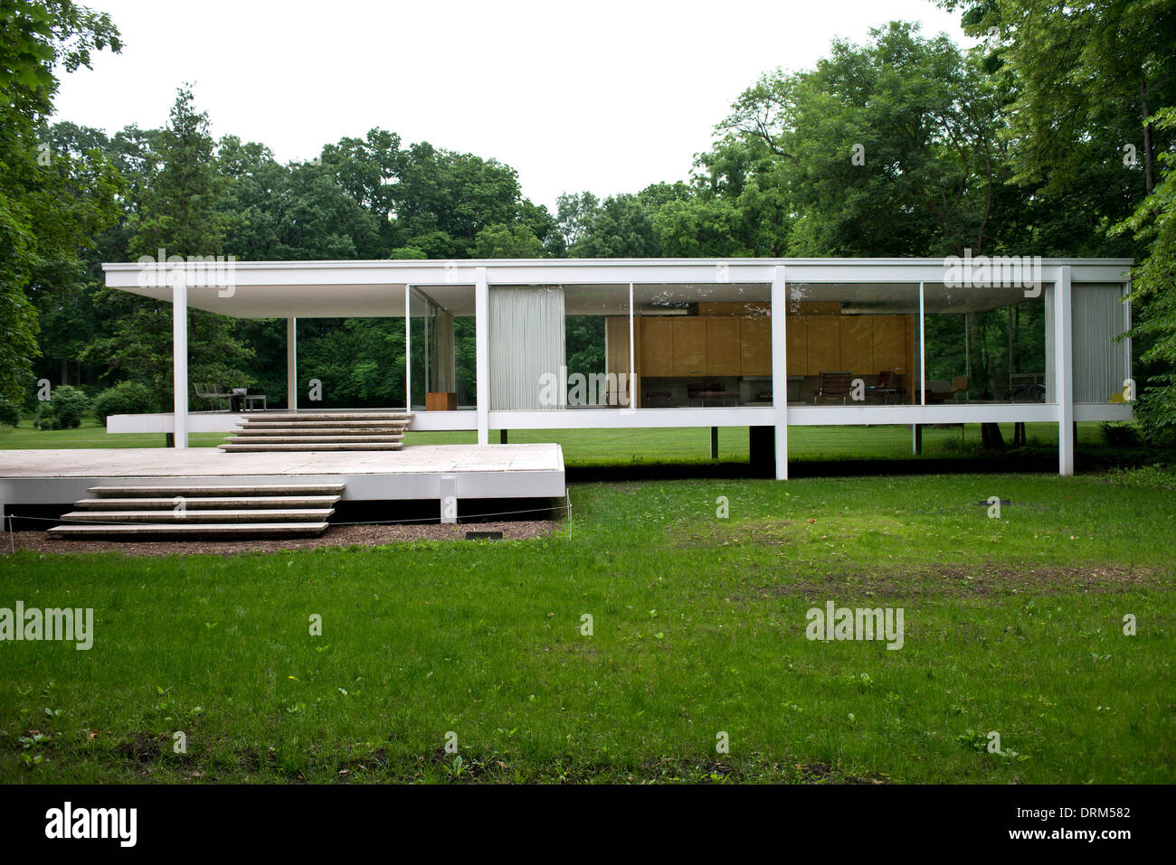 Farnsworth House, Plano, États-Unis. Architecte : Ludwig Mies van der Rohe, 1951. Vue générale de Farnsworth House. Banque D'Images