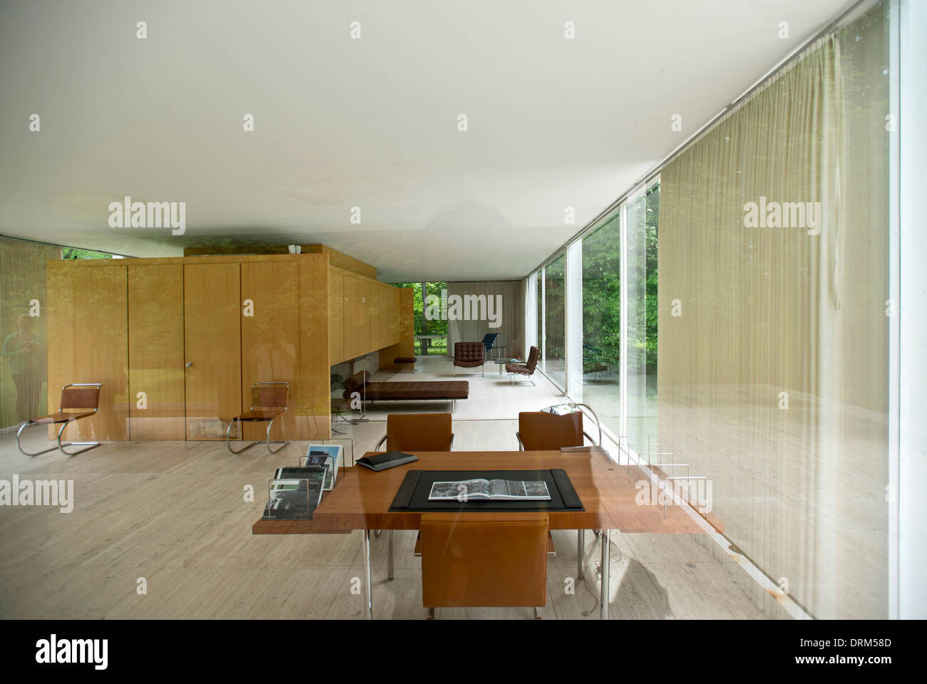 Farnsworth House, Plano, États-Unis. Architecte : Ludwig Mies van der Rohe, 1951. Vue de l'intérieur de Farnsworth House. Banque D'Images