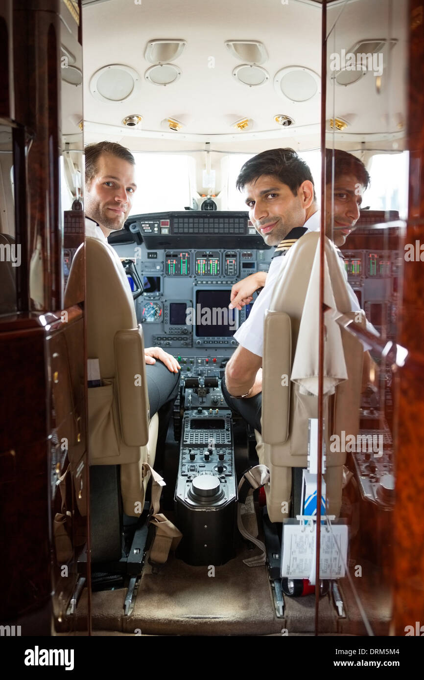 Pilote et copilote dans le cockpit d'avion de l'entreprise Banque D'Images