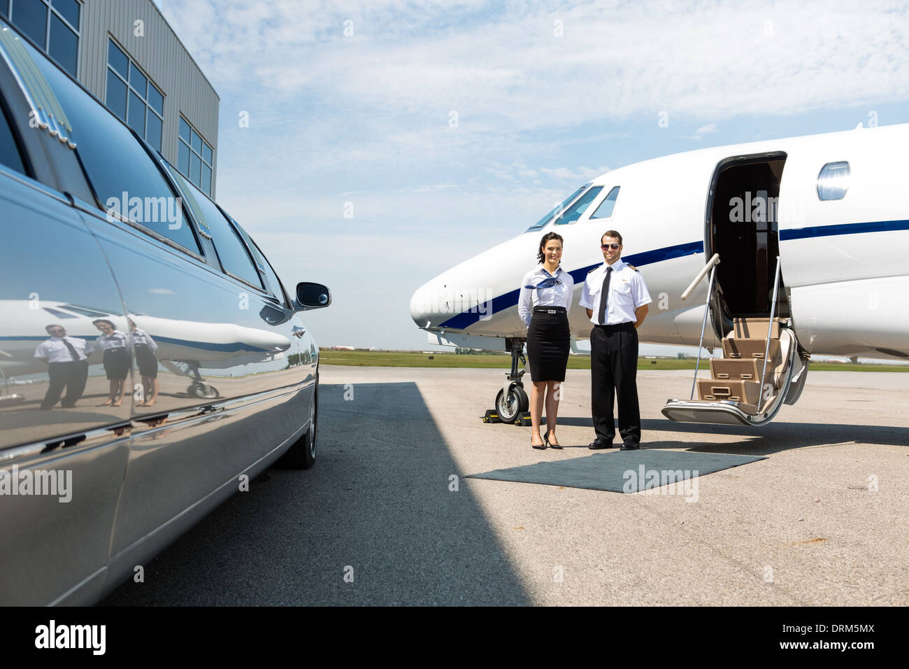 Agent de bord et le pilote de jet privé en limousine et soignée Banque D'Images