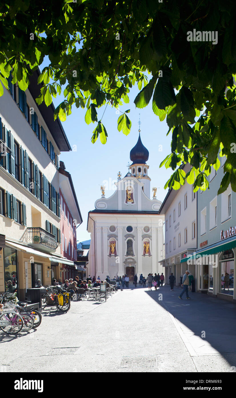 L'Italie, le Tyrol du Sud, San Candido, vieille ville et l'église paroissiale St.Michael Banque D'Images