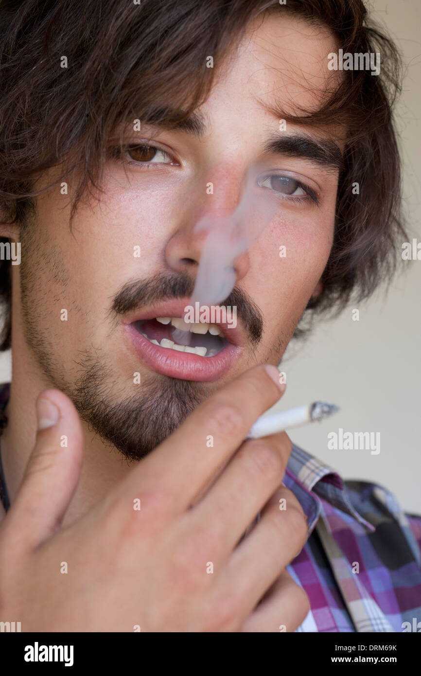 Portrait de jeune homme de fumer Banque D'Images