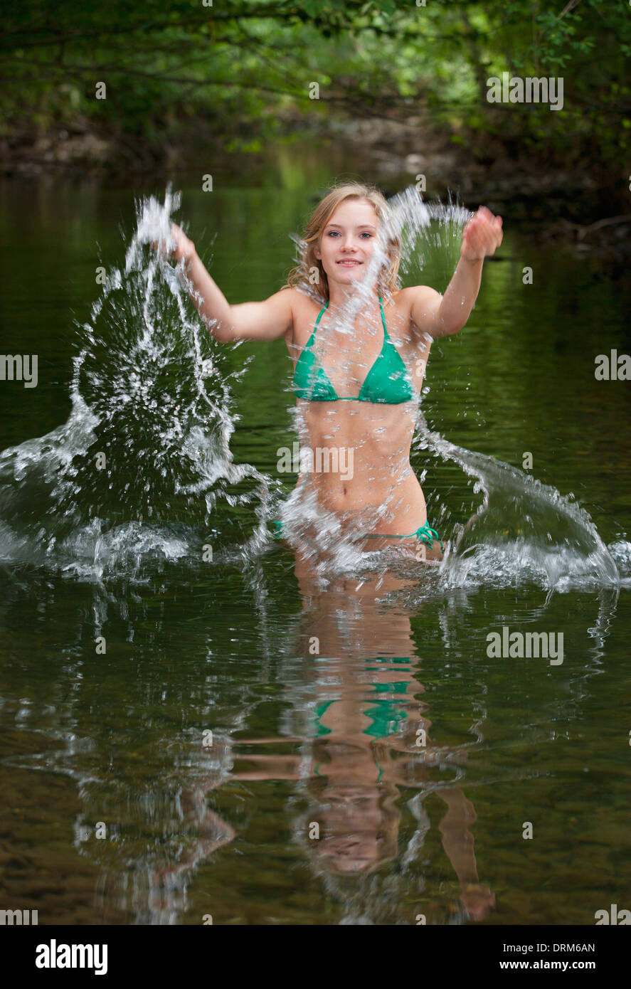 L'Autriche, Salzkammergut, Mondsee, jeune femme se baignant dans un ruisseau Banque D'Images