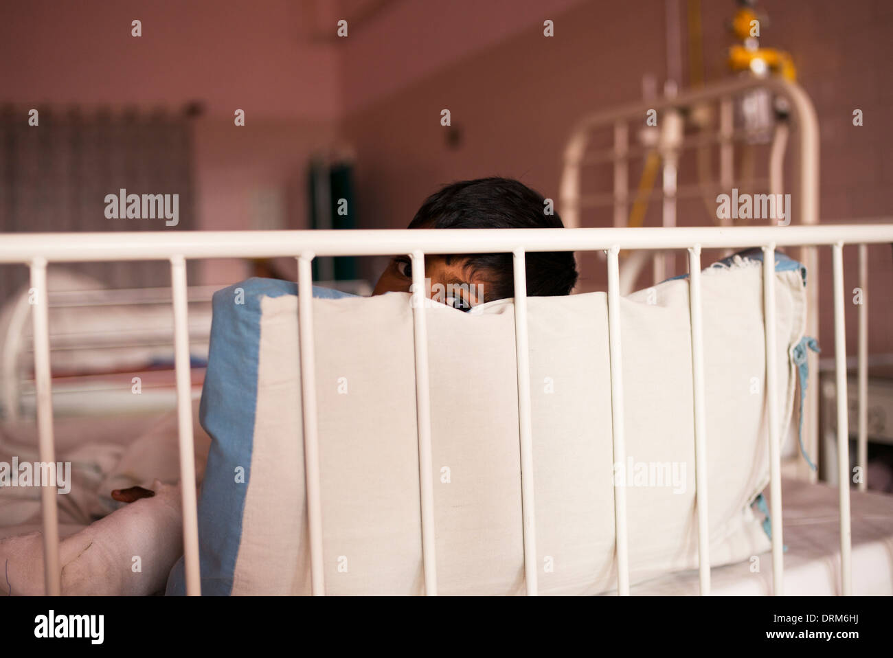 Jeune garçon indien brûlures électriques patient dans le Super hôpital spécialisé. Puttaparthi, Andhra Pradesh, Inde. Banque D'Images