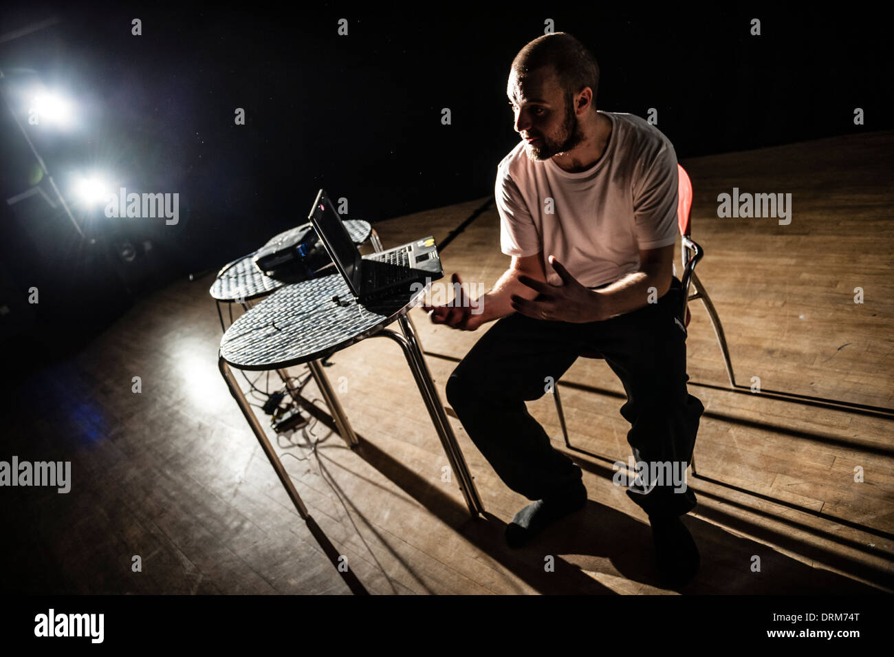 Solo d'un acteur sur scène dans '4:48' La psychose la dernière oeuvre écrite par Sarah Kane.Le sujet principal du jeu est la dépression Banque D'Images