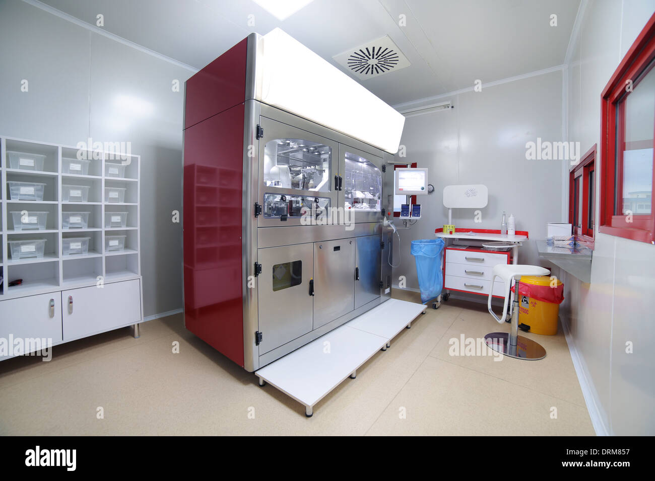 Bras de robot machine chimiothérapie in lab Banque D'Images
