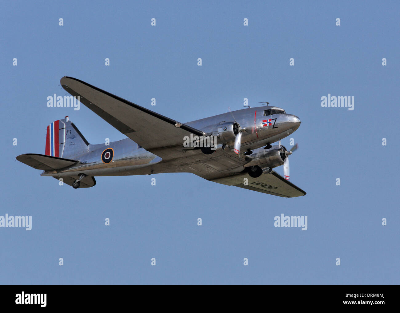 Le Douglas DC-3 Dakota de Norvège Foundation volant à 'Flying Legends Airshow' en 2013 Banque D'Images