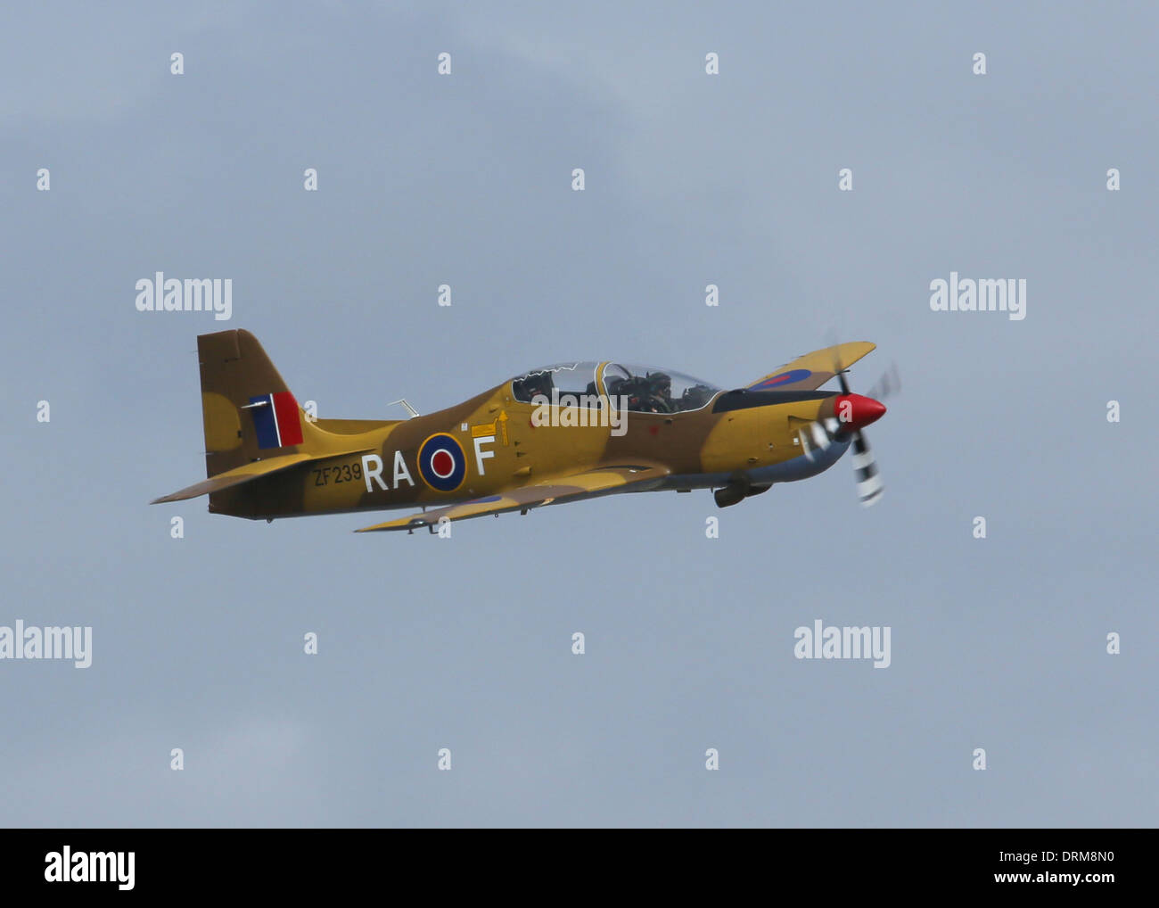 Un affichage de la voltige Solo 72(R) Squadron Tucano T1 portant des marques de camouflage de désert à RIAT 2013 Banque D'Images