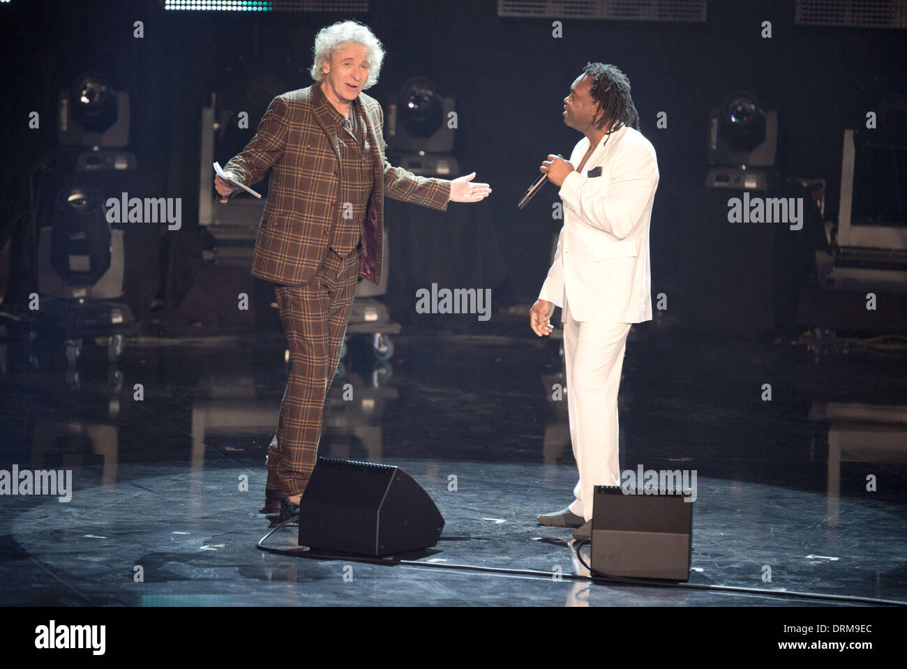 Berlin-Adlershof, Allemagne. 28 janvier, 2014. Presentor Thomas Gottschalk et musicien Dr. Alban pendant l'enregistrement de l'RTL show 'Retour à l'école - Gottschalk's Big Réunion de classe' à Berlin-Adlershof, Allemagne, 28 janvier 2014. L'épisode sera diffusé le 21 février à 20 h 15. Photo : JOERG CARSTENSEN/dpa/Alamy Live News Banque D'Images