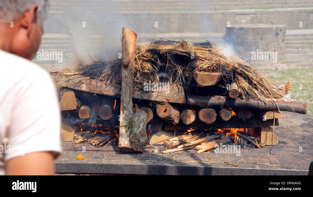 Décès crémation cadavre brûler le feu, temple de Pashupatinath, Katmandou, Népal Banque D'Images Décès crémation cadavre brûler le feu, temple de Pashupatinath, Katmandou, Népal Banque D'Images