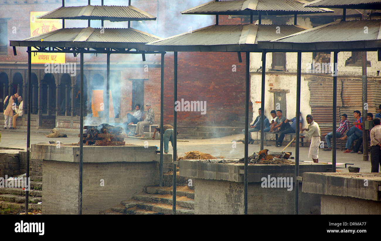 Katmandou, Népal - Juin 2013 : la crémation à pashupatinath temple Banque D'Images Katmandou, Népal - Juin 2013 : la crémation à pashupatinath temple Banque D'Images