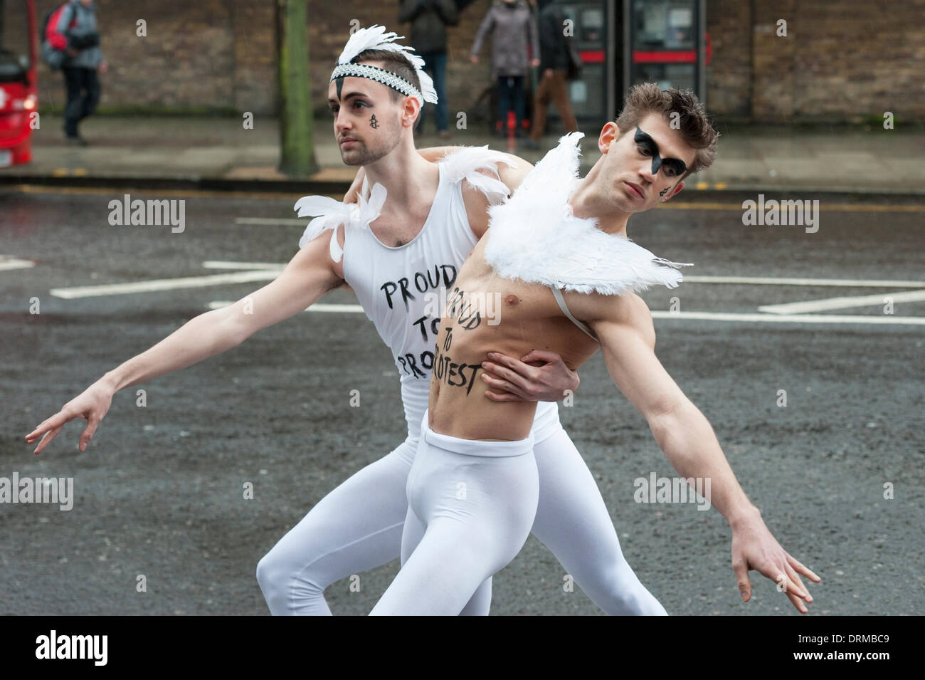 Pour coïncider avec l'ouverture imminente du les Jeux de Sotchi, des danseurs de ballet et les militants d'Amnesty International de protestation devant l'ambassade de Russie, Londres. Les manifestants exigent que Poutine se termine son assaut de la libre expression et les droits des homosexuels. Credit : Lee Thomas/Alamy Live News Banque D'Images