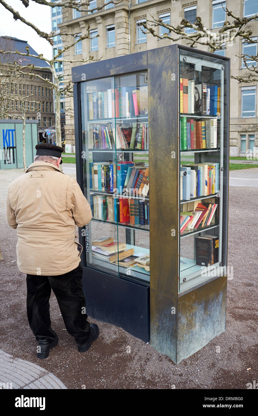 Bibliothèque de rue en libre-service, Düsseldorf, Allemagne Photo Stock -  Alamy