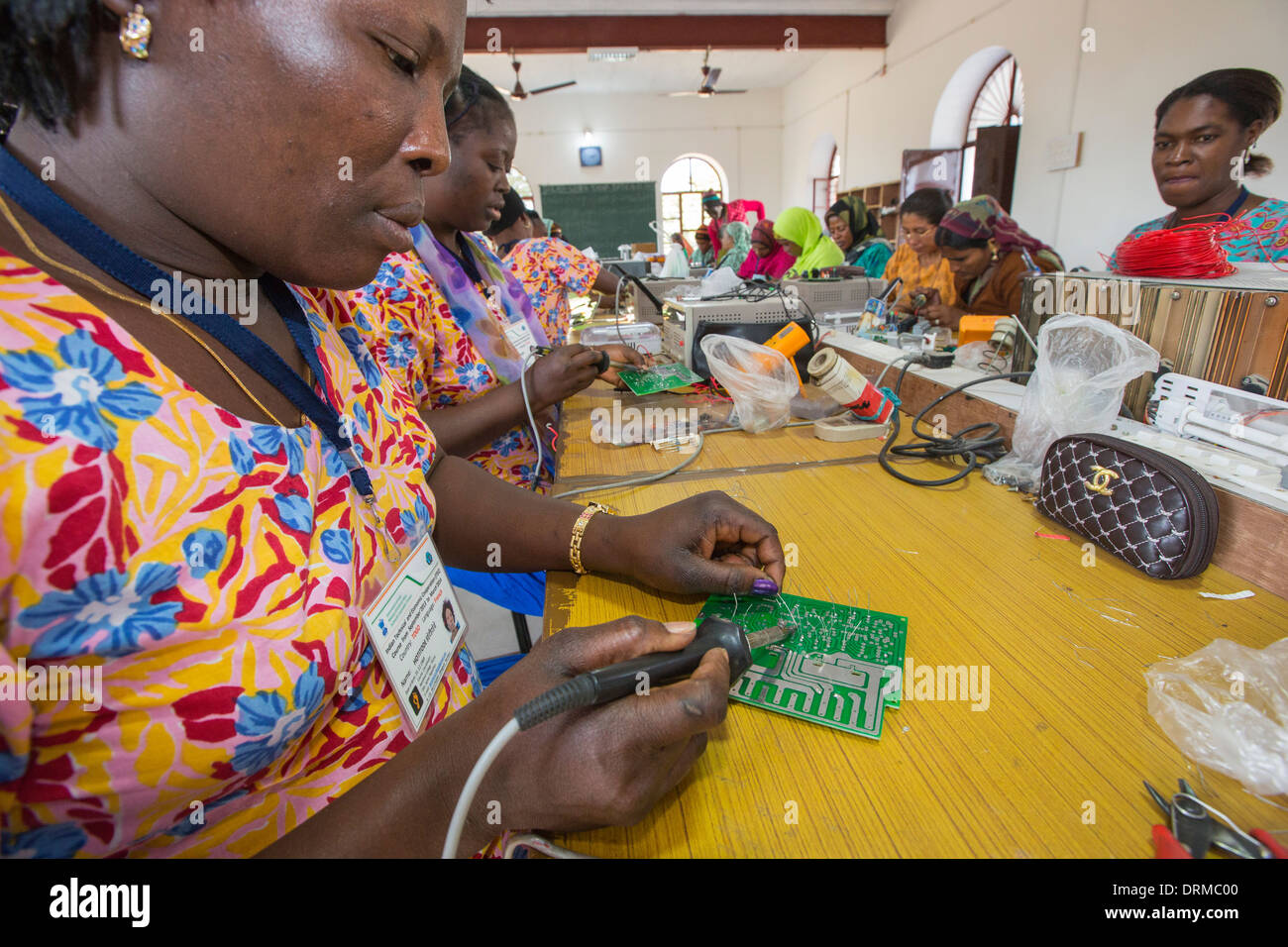 Les femmes sur un atelier solaire, apprendre à faire à l'énergie solaire lanters Barefoot College à Tilonia, Rajasthan, Inde. Banque D'Images