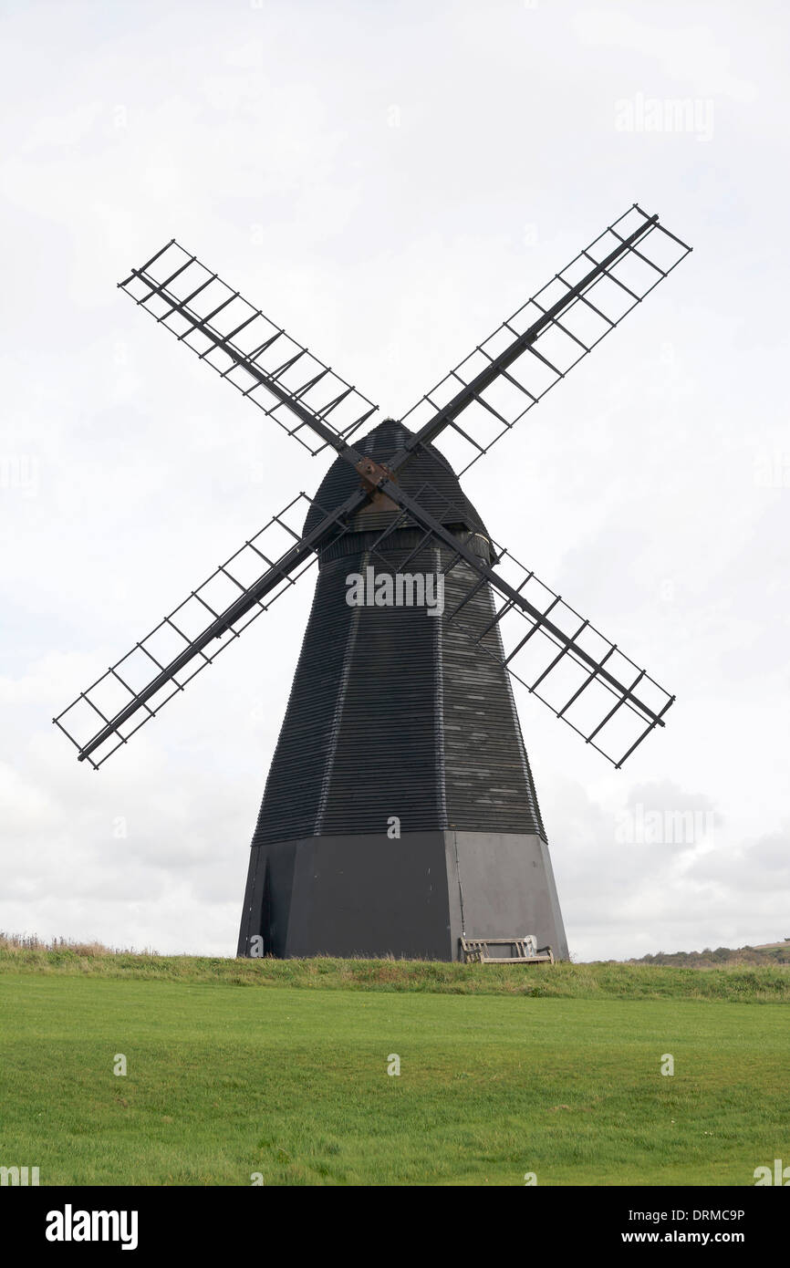 Moulin sur les falaises au-dessus du village de Rottingdean près de Brighton dans l'East Sussex. L'Angleterre. Banque D'Images