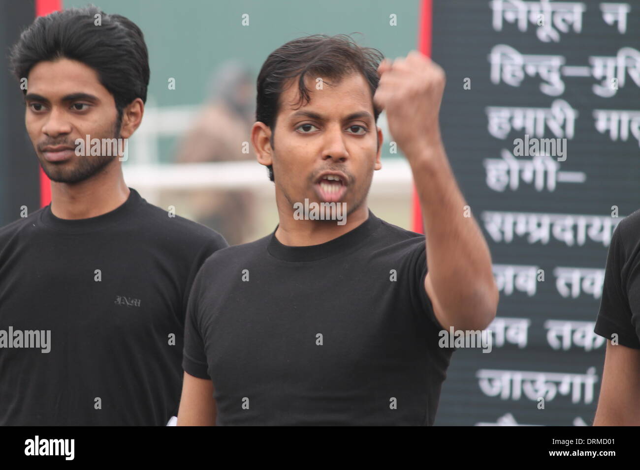 Gandhi Maidan, Patna, Bihar, Inde, 29 janvier 2014. Les artistes appartiennent à Jananatya Sanghya Bharatiya effectuer le théâtre "Le Mahatma Gandhi ko Chithhi paunche" (Lettre à Mahatma Gandhi) en scène ouverte le mercredi après-midi, un jour avant l'occasion de 67e anniversaire de la mort de Mahatma Gandhi le 30 janvier 2014. Jouer le rôle parlé de Nathuram Godse dans la mort de Gandhi. Ces différents programmes seront exécutés dans Bihar pendant ces deux journées de commémoration de Gandhi. Credit : Rupa Ghosh/Alamy Live News. Banque D'Images