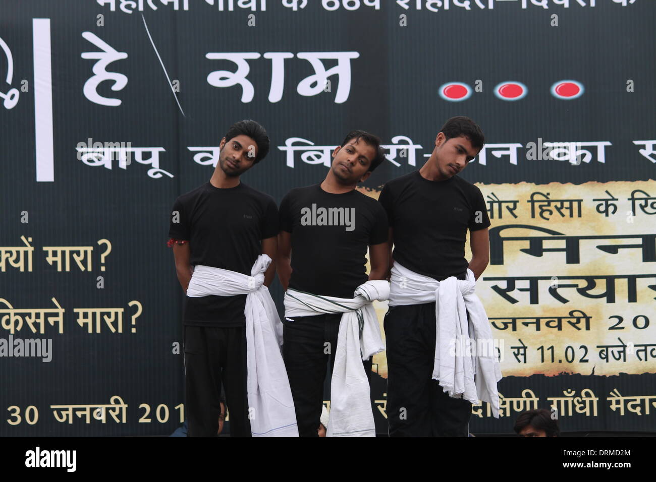Gandhi Maidan, Patna, Bihar, Inde, 29 janvier 2014. Les artistes appartiennent à Jananatya Sanghya Bharatiya effectuer le théâtre "Le Mahatma Gandhi ko Chithhi paunche" (Lettre à Mahatma Gandhi) en scène ouverte le mercredi après-midi, un jour avant l'occasion de 67e anniversaire de la mort de Mahatma Gandhi le 30 janvier 2014. Jouer le rôle parlé de Nathuram Godse dans la mort de Gandhi. Ces différents programmes seront exécutés dans Bihar pendant ces deux journées de commémoration de Gandhi. Credit : Rupa Ghosh/Alamy Live News. Banque D'Images