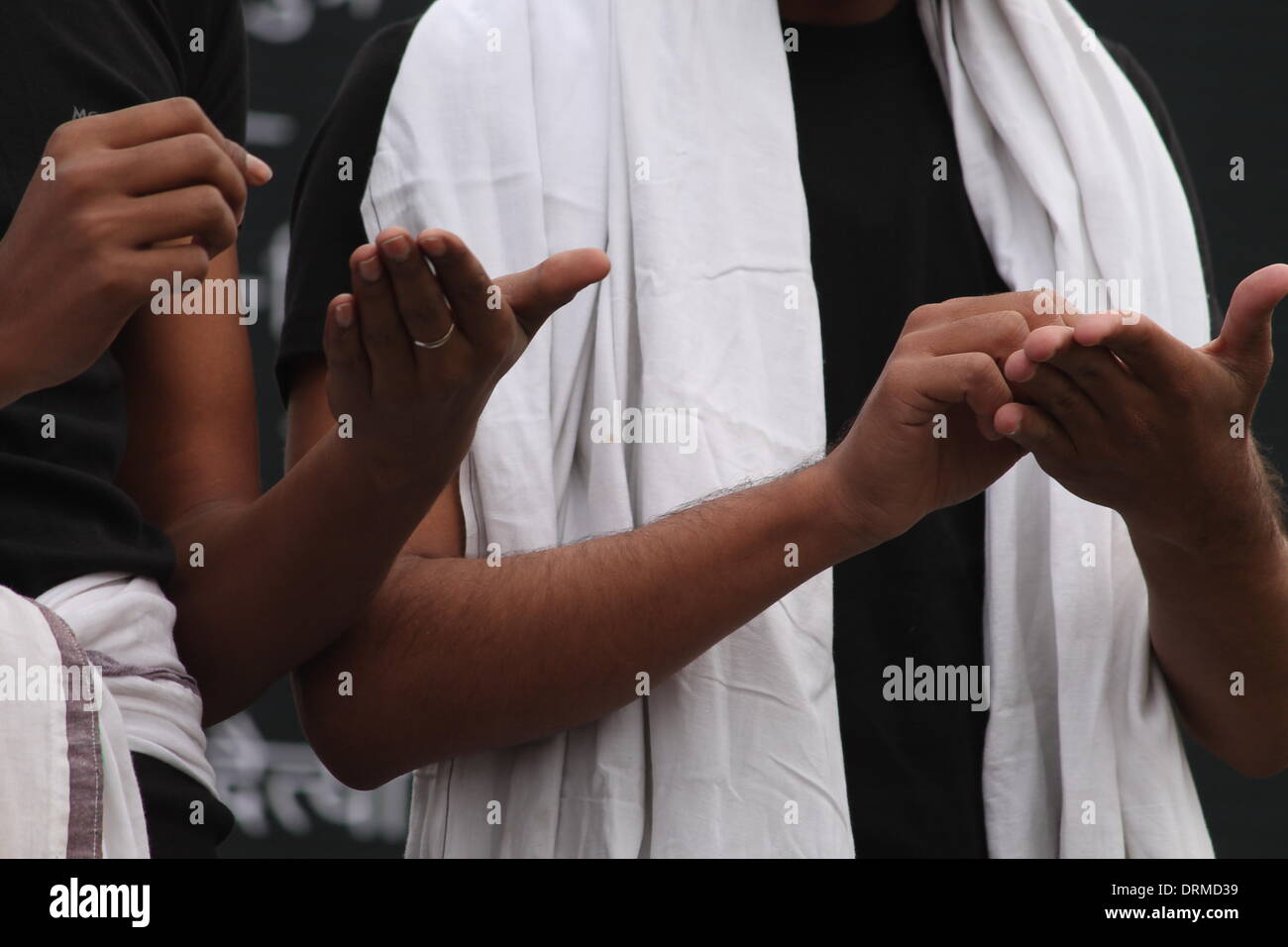 Gandhi Maidan, Patna, Bihar, Inde, 29 janvier 2014. Les artistes appartiennent à Jananatya Sanghya Bharatiya effectuer le théâtre "Le Mahatma Gandhi ko Chithhi paunche" (Lettre à Mahatma Gandhi) en scène ouverte le mercredi après-midi, un jour avant l'occasion de 67e anniversaire de la mort de Mahatma Gandhi le 30 janvier 2014. Jouer le rôle parlé de Nathuram Godse dans la mort de Gandhi. Ces différents programmes seront exécutés dans Bihar pendant ces deux journées de commémoration de Gandhi. Credit : Rupa Ghosh/Alamy Live News. Banque D'Images