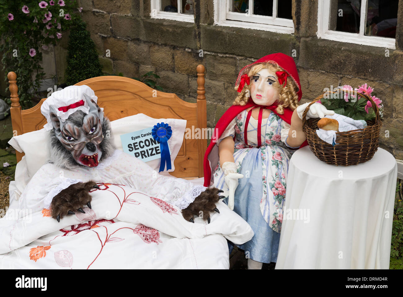 Le Petit Chaperon Rouge et le grand méchant loup Eyam carnival deuxième prix concours Derbyshire Peak District en Angleterre Banque D'Images