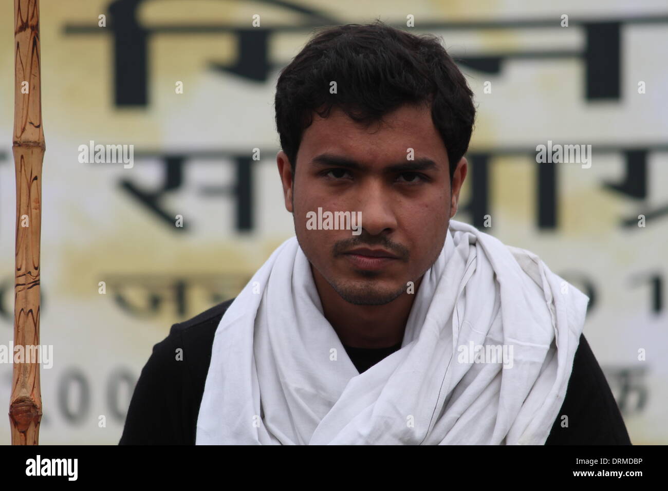 Gandhi Maidan, Patna, Bihar, Inde, 29 janvier 2014. Les artistes appartiennent à Jananatya Sanghya Bharatiya effectuer le théâtre "Le Mahatma Gandhi ko Chithhi paunche" (Lettre à Mahatma Gandhi) en scène ouverte le mercredi après-midi, un jour avant l'occasion de 67e anniversaire de la mort de Mahatma Gandhi le 30 janvier 2014. Jouer le rôle parlé de Nathuram Godse dans la mort de Gandhi. Ces différents programmes seront exécutés dans Bihar pendant ces deux journées de commémoration de Gandhi. Credit : Rupa Ghosh/Alamy Live News. Banque D'Images