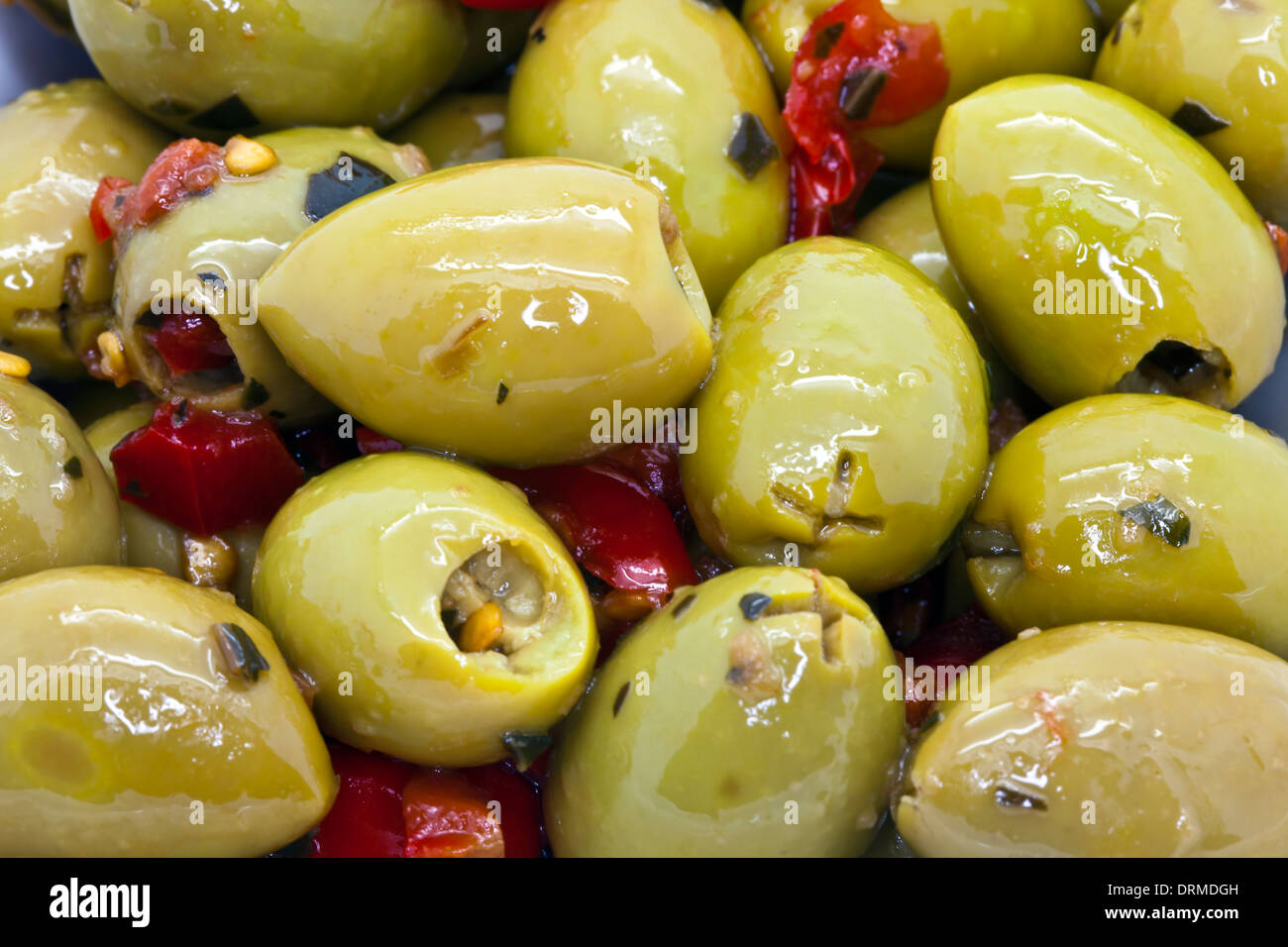Olives vertes épicée close-up comme arrière-plan. Banque D'Images